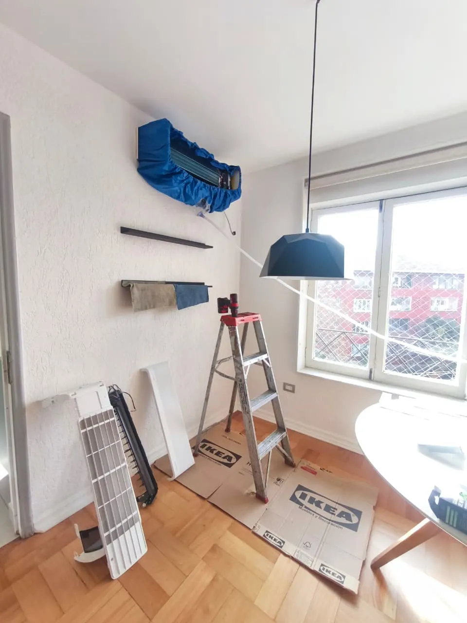 Equipo desarmado durante una mantención, con la bolsa de lavado azul puesta y el piso cubierto con cartón.